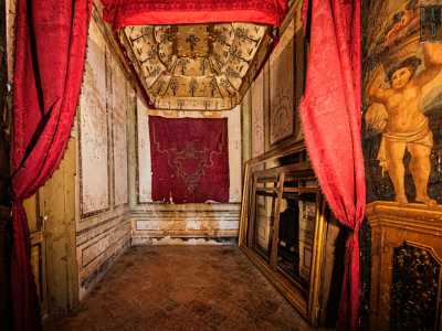 A dominare sono le scene campestri. Due figure maschili che sorreggono cesti carichi di frutta sono meticolosamente dipinte sulle colonne laterali, mentre le pareti di fondo sono costellate di intrecci di rampicanti